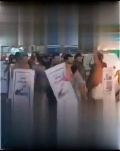 اندلاع موجة غضب عارمة في شوارع المنصورة بعد وصول عيدروس الزبيدي إلى عدن  (فيديو)