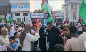 عدن.. أبناء الجنوب يكسرون قيود الإمارات ويتظاهرون تضامناً مع غزة