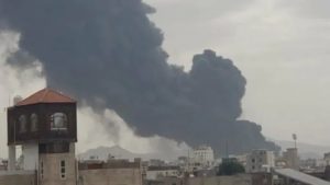إسرائيل تستهدف الكهرباء والمطار في صنعاء وإسمنت عمران بتعاون أمريكي.  