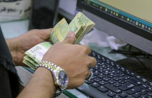 وسط احتدام الخلافات الحكومية.. العملة تنهار بتسارع في عدن