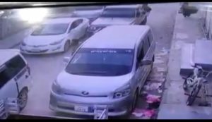 سائق باص يتعرض لاعتداء وحشي واختطاف على يد مسلحي “دفاع شبوة” في بيحان(فيديو)
